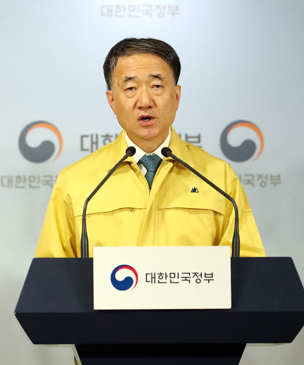 박능후 중앙사고수습본부장(보건복지부 장관)이 16일 오후 서울 종로구 정부서울청사 합동브리핑실에서 코로나19 확대 중앙사고수습본부 회의 결과 브리핑을 하고 있다. 2020.02.16.