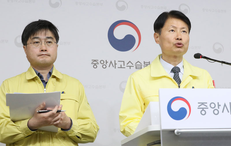 김강립 중앙사고수습본부 부본부장(보건복지부 차관)이 18일 오전 정부세종청사에서 신종 코로나바이러스 감염증(코로나19) 대응 방안과 일본 크루즈선 국민 이송계획, 요양시설 감염예방 조치 등을 브리핑 하고 있다. 2020.02.18.