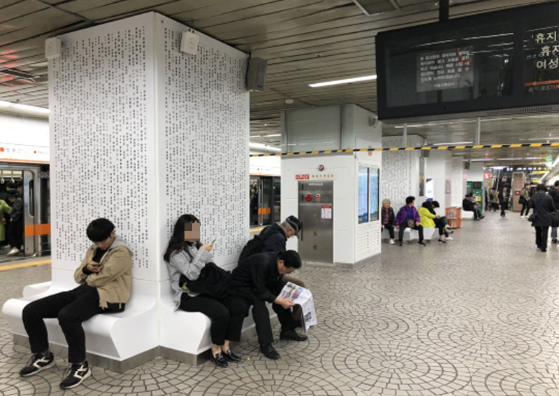 서울 지하철 3호선 안국역 역사 내엔 무명 독립운동가들의 이름이 새겨진 ‘100년 걸상’이 있다.