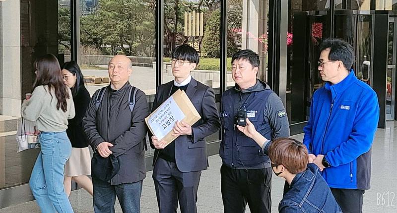 23일 오후 '삼성 불법사찰에 대한 시민사회단체공동대응' 관계자들이서울 서초구 서울중앙지검에서 이건희 삼성전자 회장과 최지성 전 삼성 미래전략실장 등을 개인정보보호법과 노동조합및노동관계조정법 등 위반 혐의로 고발하기에 앞서 기자 질문을 받고 있다. 2020.3.23