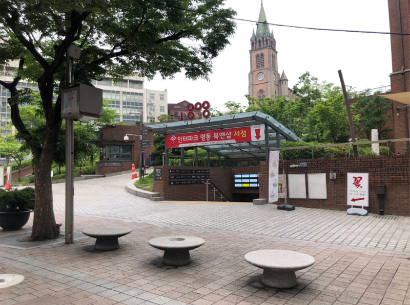 서울 명동성당 정문 앞에 높인 오월걸상
