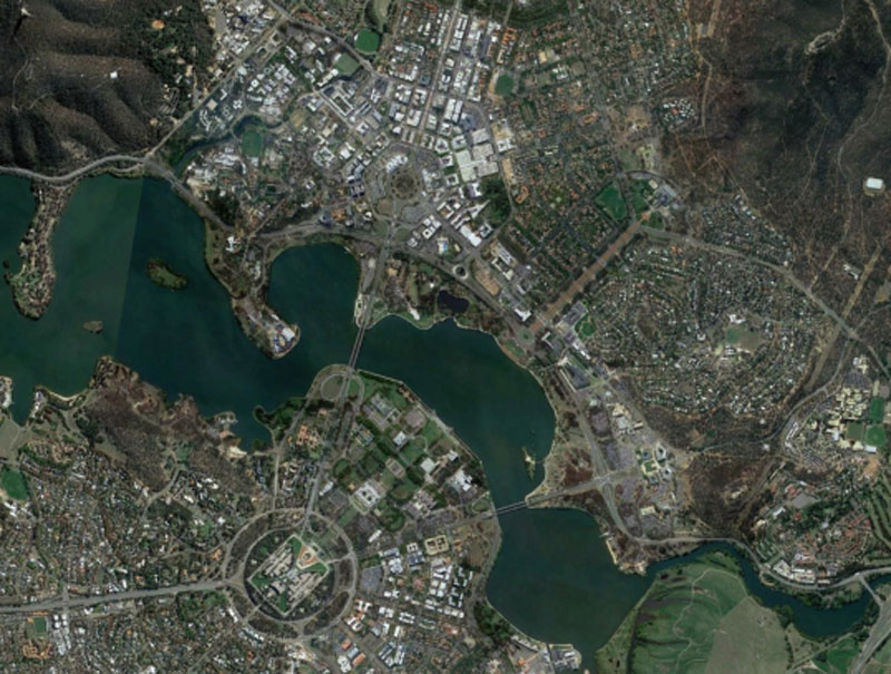 2019년 호주 수도 캔버라의 전경과 Burley Griffin 호수. 도시숲이 시내 전반에 걸쳐 넓게 조성되었다.