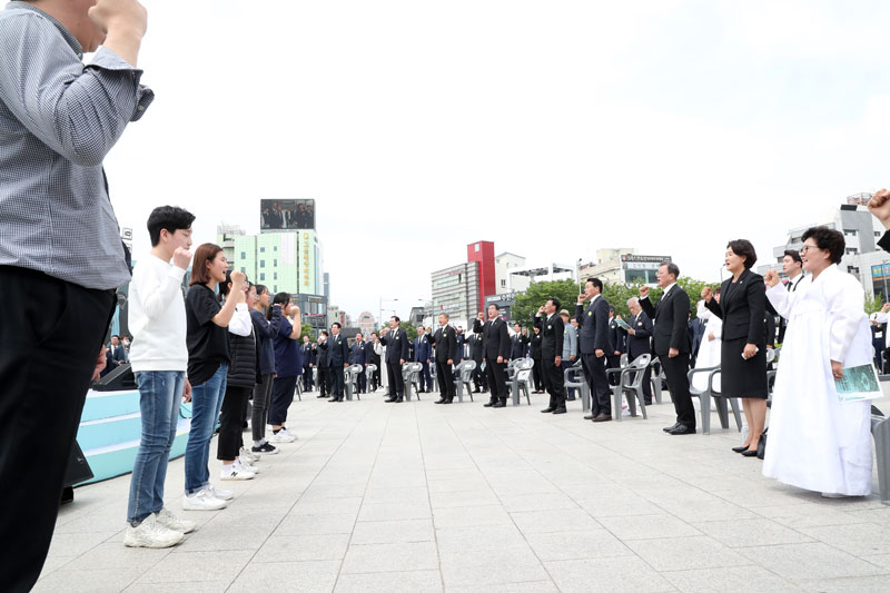 문재인 대통령과 김정숙 여사가 18일 오전 광주광역시 동구 옛 전남도청 앞에서 열린 제40주년 5·18 민주화운동 기념식에 참석해 임을 위한 행진곡을 부르고 있다. 2020.05.18.