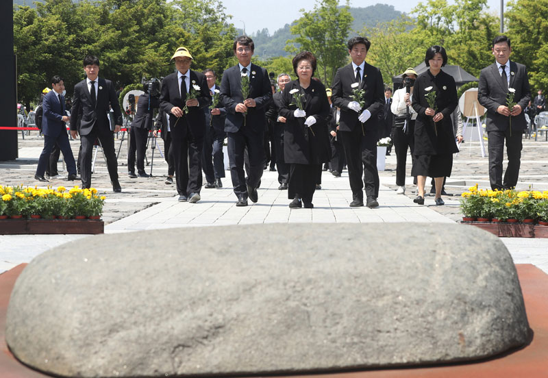23일 오전 11시 경남 김해시 진영읍 본산리 봉하마을 대통령묘역에서 열린 노무현 전 대통령 서거 11주기 공식 추도식에서 권양숙 여사 등이 노 전 대통령이 잠든 너럭바위 앞에서 참배를 하고 있다. 2020.05.23.