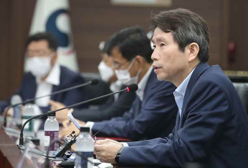 이인영 통일부 장관이 28일 오전 서울 종로구 정부서울청사 7층 회의실에서 통일부 실·국장들과 브레인스토밍을 가지기 전 모두발언을 하고 있다. 2020.07.28