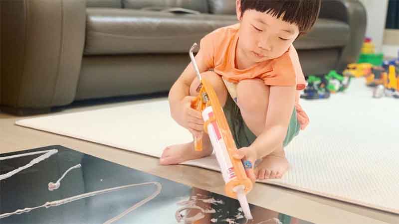 실리콘으로 자기 이름을 그리는 아이