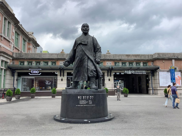 서울역 광장에 세워진 왈우 강우규 의사의 동상