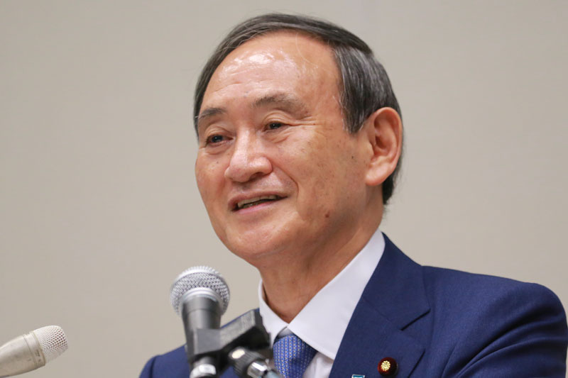 스가 요시히데 일본 관방장관이 2일 도쿄에서 기자회견을 열고 연설하고 있다. 이날 스가 장관은 아베 신조 총리 후임을 선출하는 자민당 총재 선거 출마를 정식으로 표명했다.. 2020.09.02.