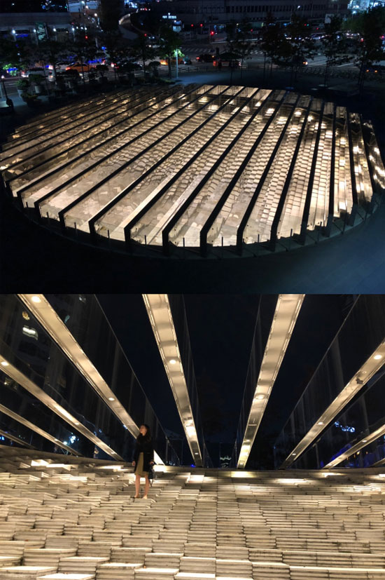 밤의 윤슬 내부(위), 윤슬 루버 아래 조명과 육면체의 층계(아래)