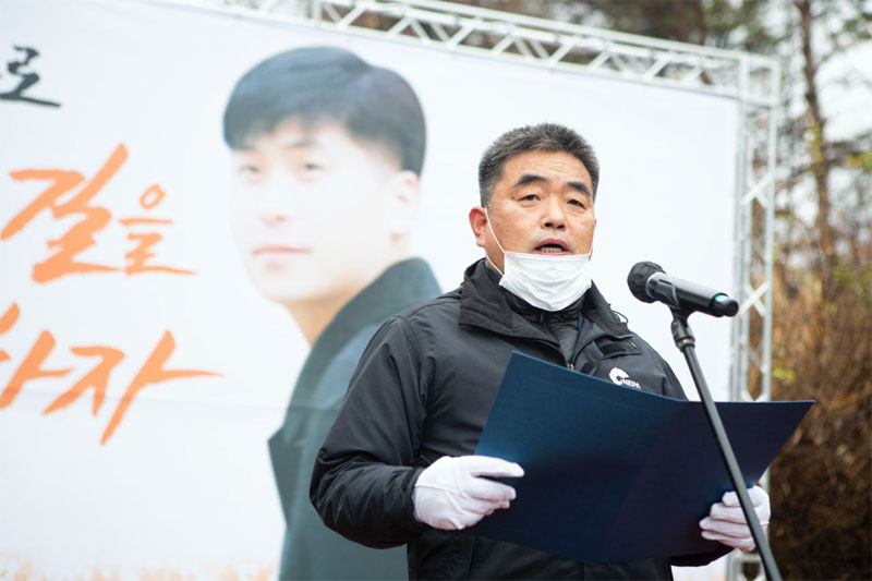김홍열 제종철추모사업회장이 ‘민중의 벗 제종철 동지 17주기 추모제’에서 대회사를 하고 있다. 2020.11.22