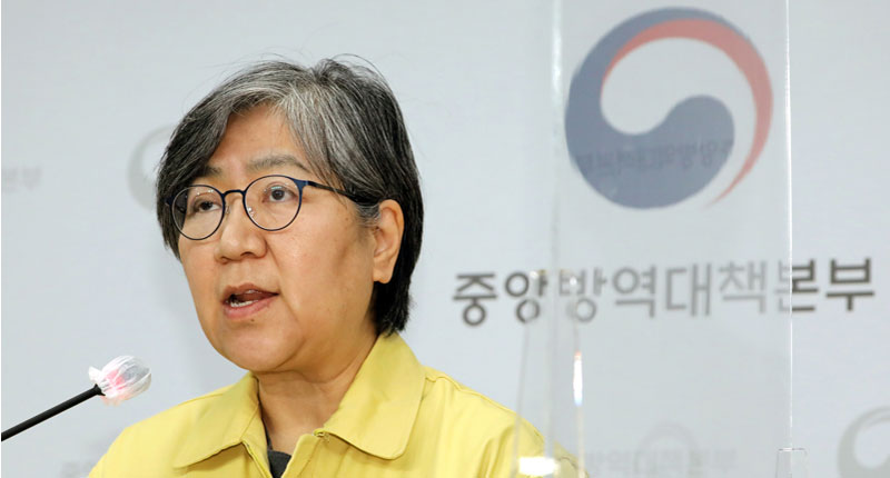 정은경 질병관리청장(중앙방역대책본부장)이 14일 오후 충북 청주 질병관리청에서 코로나19 중앙방역대책본부 브리핑을 하고 있다. 정 청장은 이달 초 낙상으로 인한 어깨 골절 부상으로 입원 치료한 뒤 약 2주만에 브리핑 단상에 섰다. 2020.12.14.