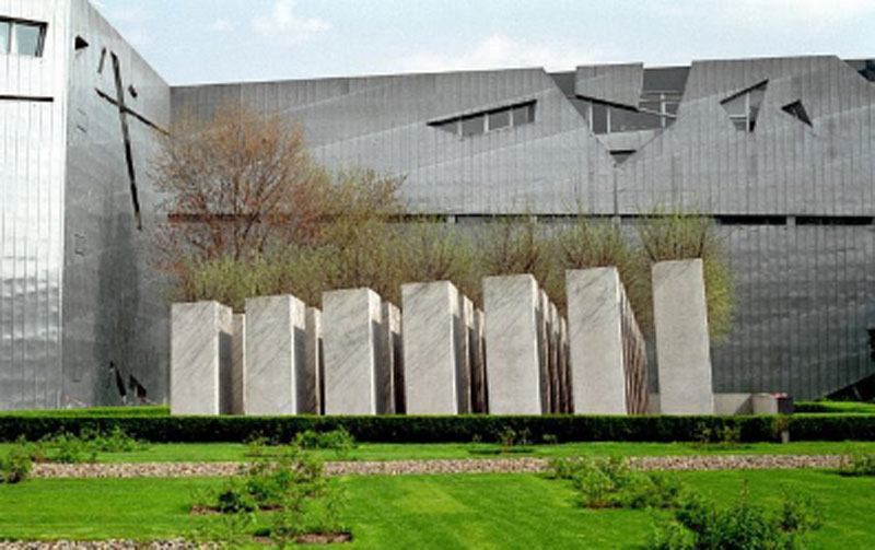 독일 베를린의 유대인박물관(Jewish Museum Berlin) 내에 위치한 조형물 ‘추방의 정원(Garden of Exile)’