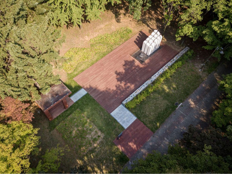 서울 양재시민의 숲 한 켠에 세워진 우면산 산사태 참사 추모 조형물 '일상의 추념'. 설계는 드로잉웍스