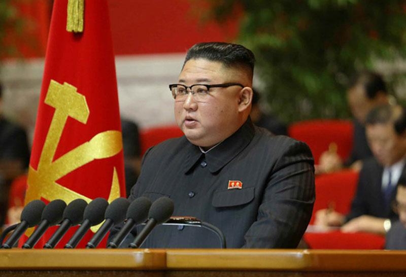 북한 노동신문은 평양에서 열린 노동당 제8차 대회가 상정된 의정들에 대한 토의를 성과적으로 마치고 12일 폐막되었다고 13일 보도했다. 사진은 노동당 제8차 대회 결정서 읽는 김정은조선노동당 총비서. 221.01.13.