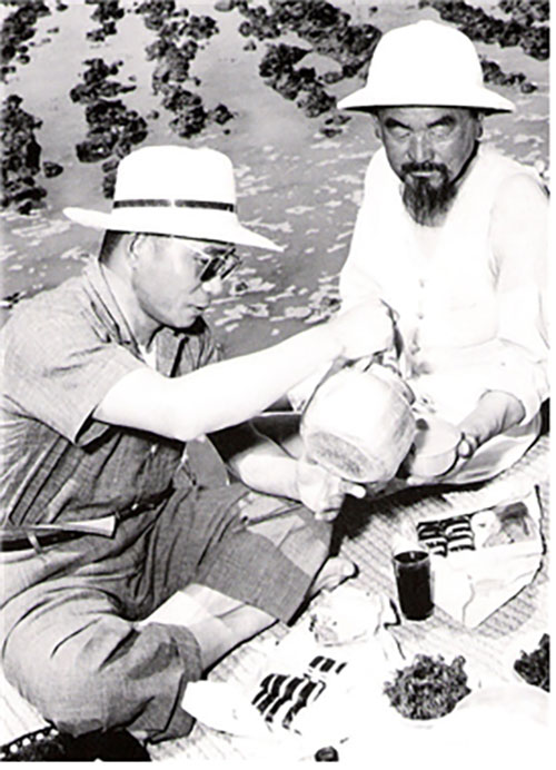 경기도 김포시 농민에게 막걸리를 권하는 박정희. 1962.06.03