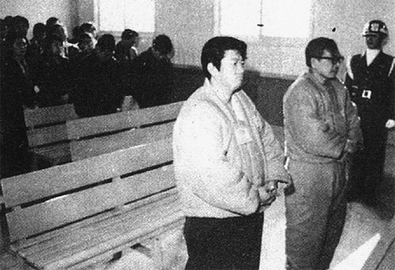 1974년, 마흔두 살의 백기완. 박정희 정권에서 긴급조치 1호 위반으로 군법회의에 회부됐다. 함께 선 사람은 의형제를 맺고 박정희 타도 싸움을 맹세한 독립군 출신 장준하 선생