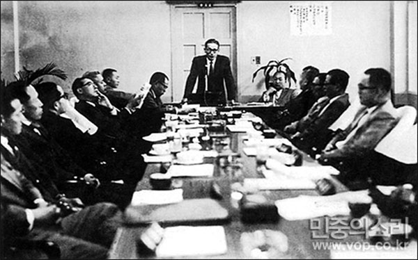 1960년대 이병철 전 삼성그룹 회장이 사장단 회의를 주재하는 모습