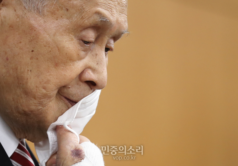 모리 요시로 도쿄올림픽조직위원회 위원장이 4일 일본 도쿄에서 기자회견을 하면서 마스크를 벗고 있다. 모리 위원장은 앞서의 여성 차별 발언을 철회했지만 사퇴할 계획은 없다고 밝혔다. 그는 3일 오후 열린 일본올림픽위원회 회의 중 “여성 이사를 증원하면 회의 진행에 시간이 걸리고 마무리가 어려워 짜증 난다”라고 발언해 논란이 됐다. 2021.02.04.
