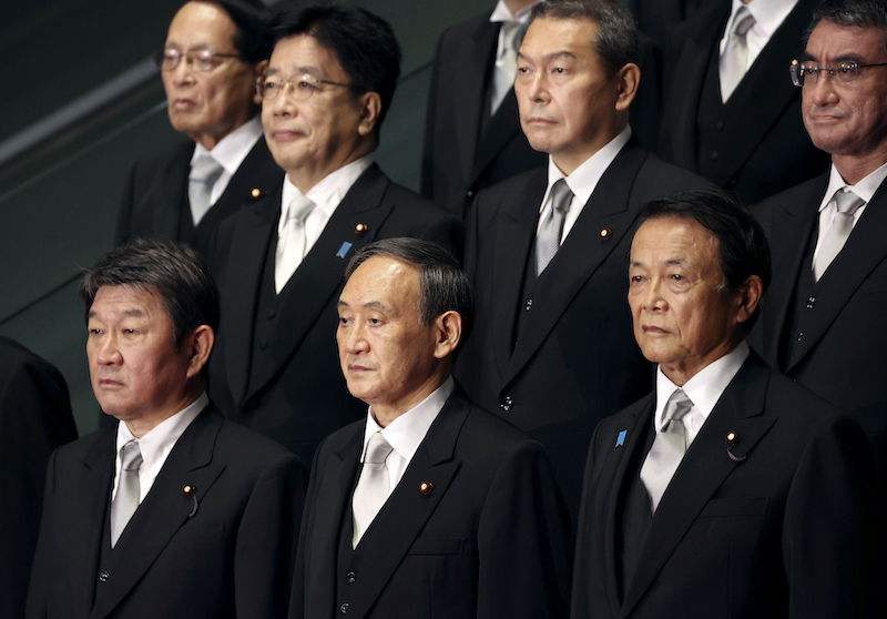지난 2020년 16일 스가 요시히데 일본 총리(앞줄 가운데)가 내각을 출범했다. 도쿄 소재 총리 관저에서 첫 각의(국무회의)를 마친 후 내각 각료들과 기념촬영을 하고 있다. 2020.09.17.