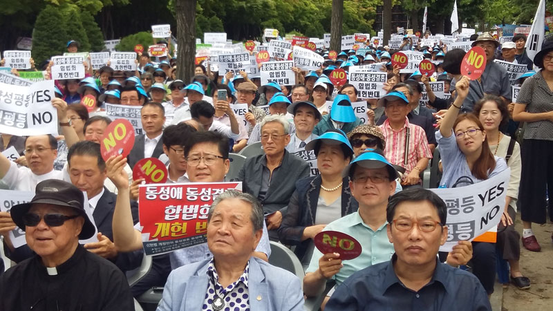 지난 2017년 8월 16일 ‘동성애 합법화 반대’ 시위를 진행한 부산지역 보수 계신교계와 학부모단체 회원들.