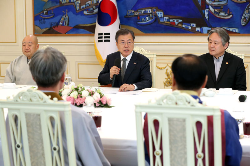 문재인 대통령이 지난 2월 청와대 본관에서 천주교·개신교·불교·유교·원불교·민족종교 등 7대 종단 지도자들을 초청, 오찬을 함께 하고 있다. 자료사진.