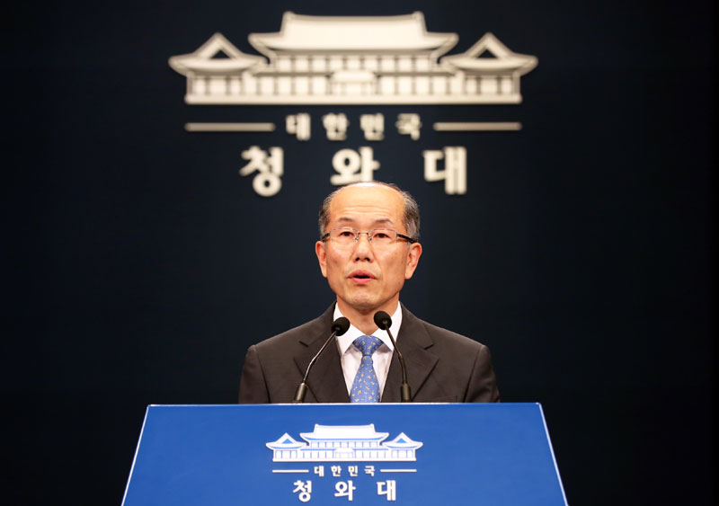 김유근 국가안전보장회의(NSC) 사무처장이 12일 청와대 춘추관에서 일본 수출규제 조치 관련 브리핑을 하고 있다.