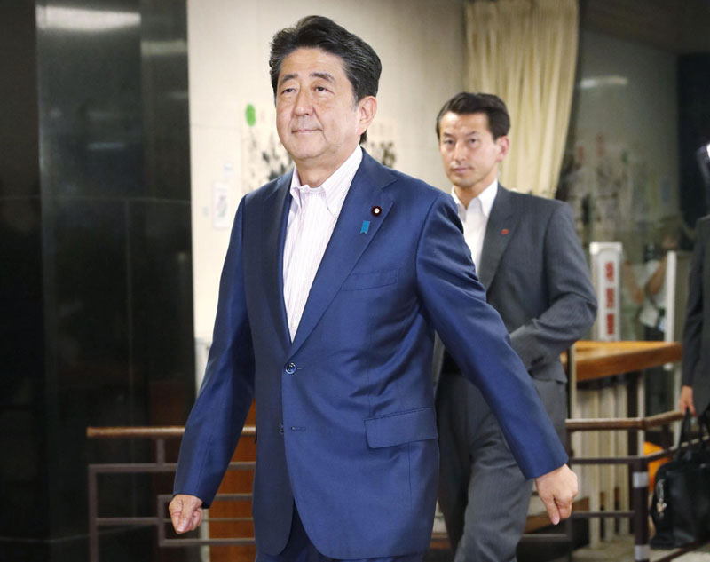 아베 신조(安倍晋三) 일본 총리가 지난 21일 승리로 끝난 참의원 투표 마감 후 자민당 당사로 들어서고 있다.