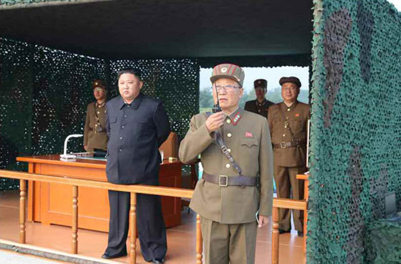 북한 김정은 국무위원장이 10일 "초대형방사포시험사격을 또다시 현지에서 지도했다"고 노동신문이 11일 보도했다.