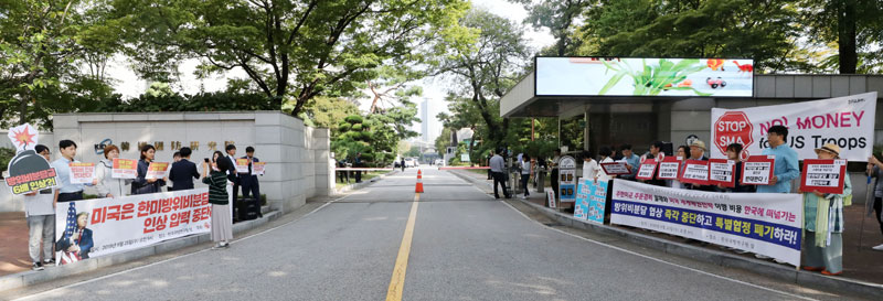한국과 미국이 내년부터 적용될 제11차 방위비분담 특별협상(SMA) 체결을 위한 1차 회의를 이어가는 25일 회의 장소인 서울 동대문구 한국국방연구원 앞에 민중당과 시민단체 평화와통일을여는사람들 회원들이 방위비분담협상 중단을 촉구하는 집회를 열고 있다.