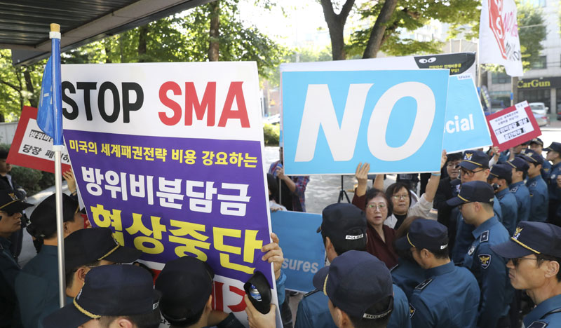한국과 미국이 내년부터 적용될 제11차 방위비분담 특별협상(SMA) 체결을 위한 1차 회의를 이어가는 25일 회의 장소인 서울 동대문구 한국국방연구원 앞에서 시민단체 평화와통일을여는사람들 회원들이 방위비분담협상 중단을 촉구하고 있다.