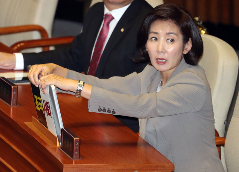 26일 오후 서울 여의도 국회에서 열린 제371회 국회(정기회) 본회의에서 자유한국당 나경원 원내대표가 ‘조국 사퇴’ 글귀가 써진 피켓을 책상에 있는 컴퓨터 모니터에 붙이고 있다.