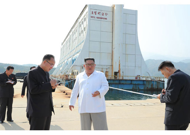 김정은 북한 국무위원장이 금강산관광지구를 시찰했다고 지난 10월 23일 노동신문에 실린 사진.