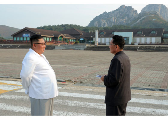 김정은 북한 국무위원장이 금강산관광지구를 시찰했다고 23일 노동신문에 실린 사진.