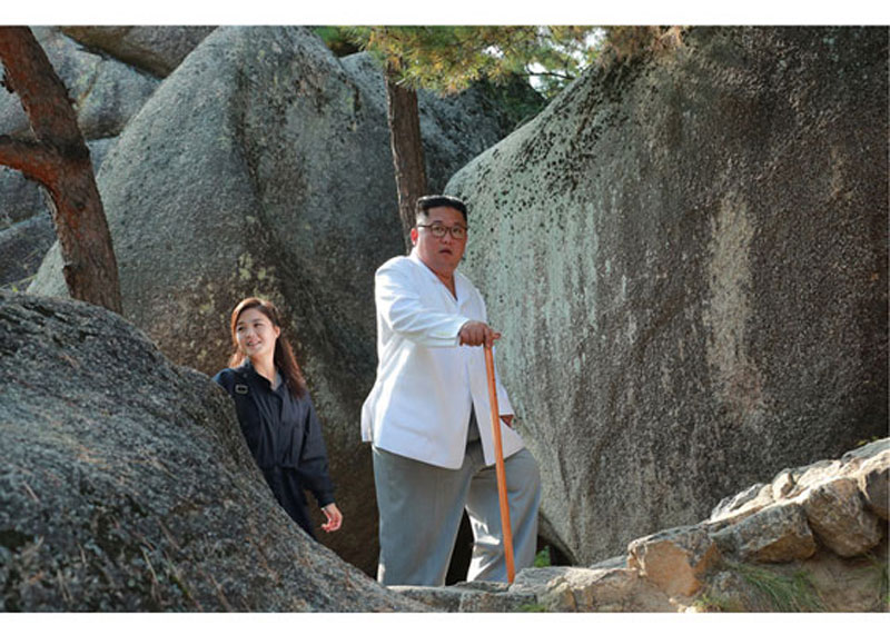 김정은 북한 국무위원장이 금강산관광지구를 시찰했다고 23일 노동신문에 실린 사진. 김 위원장 옆에 부인 리설주 여사가 보인다.