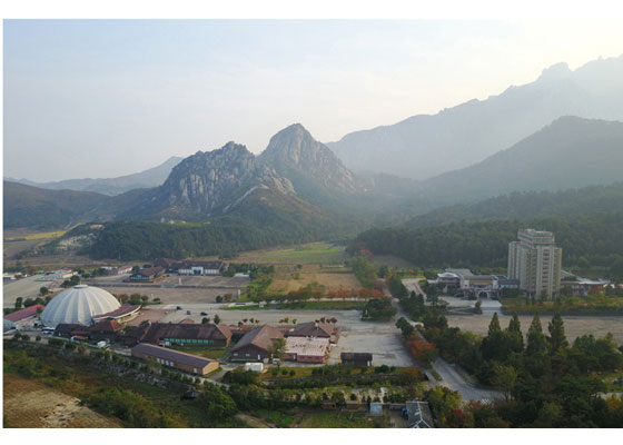 김정은 북한 국무위원장이 금강산관광지구를 시찰했다고 지난 10월 23일 노동신문에 실린 사진.