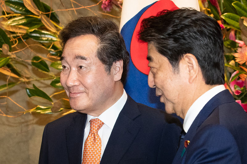 이낙연 국무총리가 24일 오전 일본 도쿄(東京) 총리관저에서 아베 신조(安倍晋三) 총리와 만나 인사한 후 회담장으로 들어서고 있다.