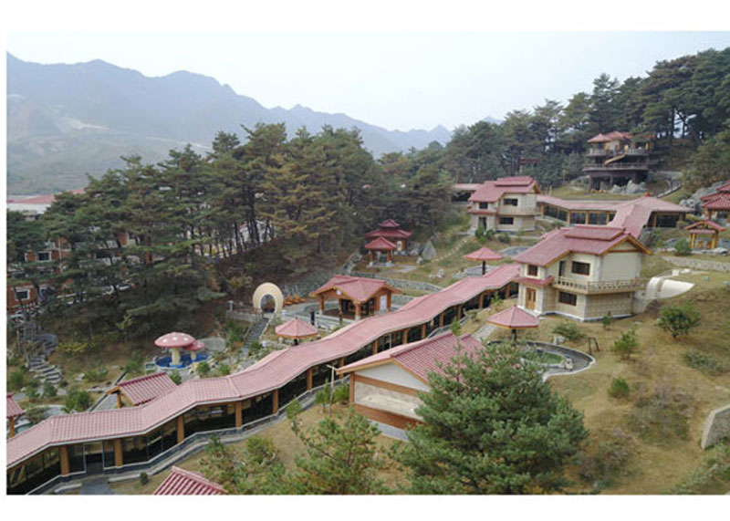 김정은 북한 국무위원회 위원장이 완공을 앞둔 평안남도 양덕군 온천관광지구 건설장을 현지지도했다고 노동신문이 25일 보도했다.