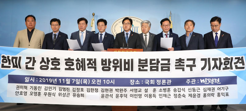 더불어민주당 우원식·소병훈·오영훈 등 ‘경제민주화와 평화통일을 위한 국민연대’(민평련) 소속 의원들이 7일 국회 정론관에서 기자회견을 하고 있다.