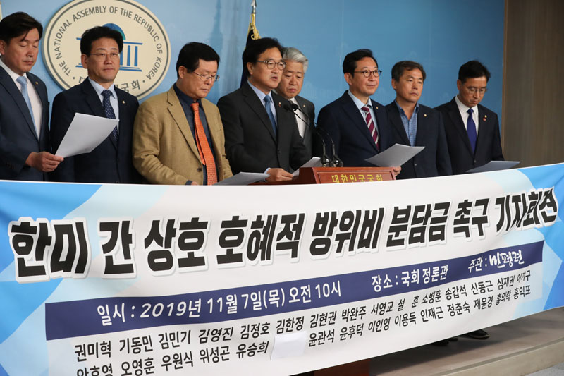 더불어민주당 우원식·소병훈·오영훈 등 ‘경제민주화와 평화통일을 위한 국민연대’(민평련) 소속 의원들이 7일 국회 정론관에서 기자회견을 하고 있다.