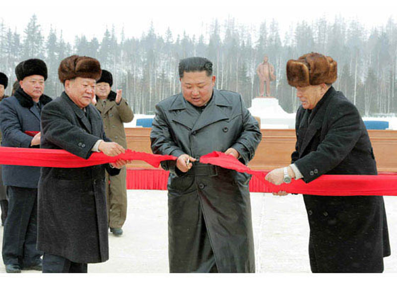 북한 노동신문은 김정은 국무위원장이 2일 백두산 삼지연군 읍지구 준공식에 참석했다고 3일 보도했다.