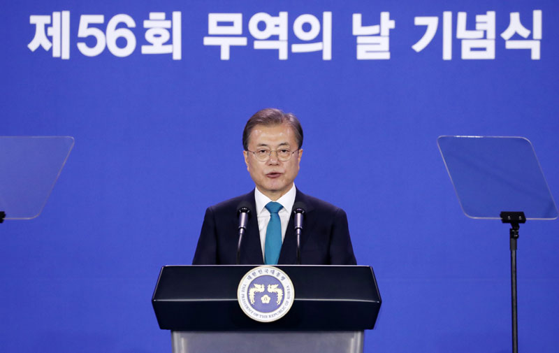 문재인 대통령이 5일 오전 서울 강남구 삼성동 코엑스에서 열린 제56회 무역의 날 기념식에 참석해 축사하고 있다.