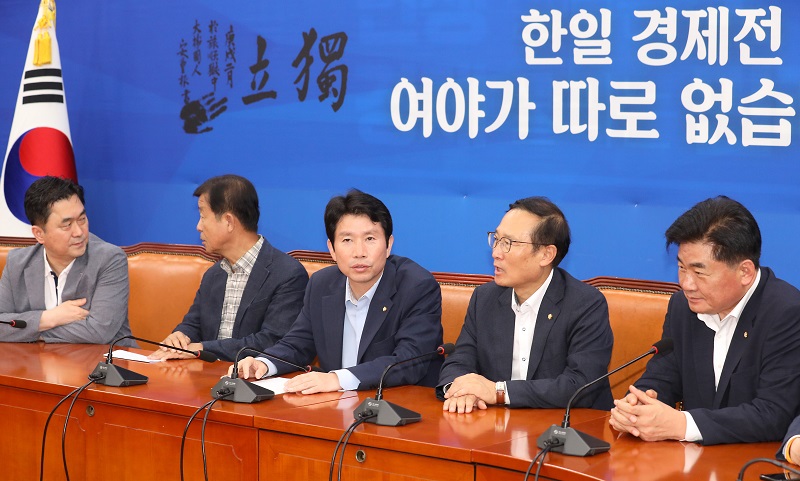 13일 서울 여의도 국회에서 열린 더불어민주당 정개특위 및 사개특위 비공개 연석회의에서 이인영 원내대표, 홍영표 정개특위 위원장 을 비롯한 참석자들이 패스트트랙 법안 관련 향후 전략 논의을 하고 있다.