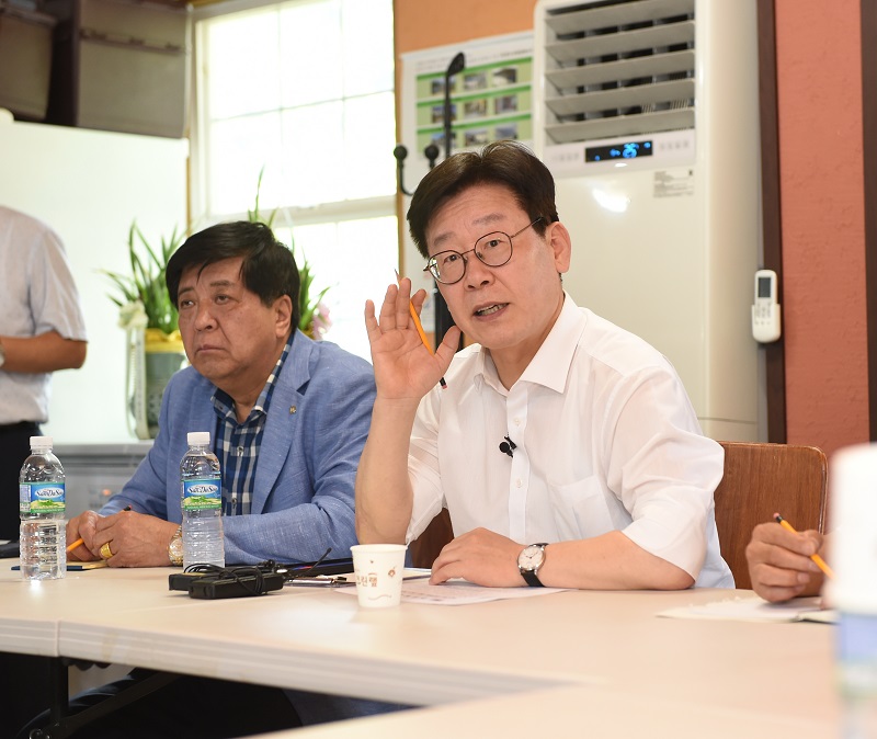 이재명 경기도지사는 지난해 8월 23일 양주 석현천 고비골과 여울목 일대 영업소 2곳의 철거현장을 찾아 직접 작업을 지휘하는 한편 석현천, 장군천, 돌고개천, 갈원천 일대 업주 및 주민 40여명과 간담회를 갖고 의견 및 애로사항을 청취했다