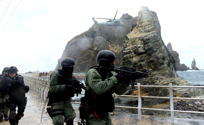 해군 제1함대사령부 특전대대(UDT SEAL), 동해지방해양경찰청 특공대 대원들이 독도에서 독도방어훈련을 하고 있는 모습. 자료사진. (사진=해군 제1함대사령부 제공).