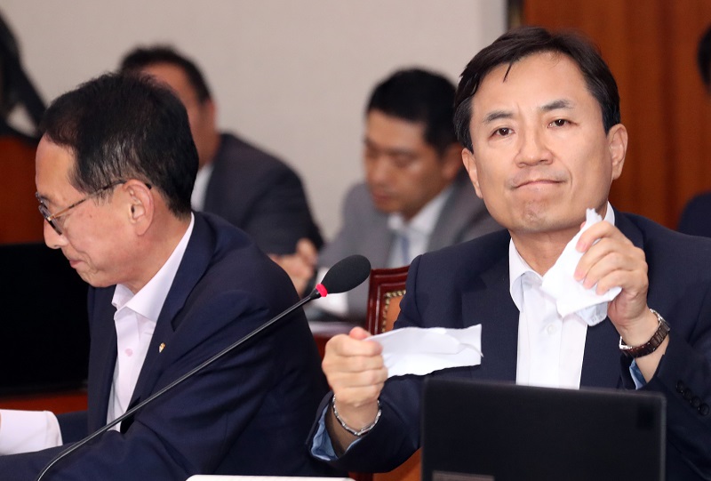 자유한국당 김진태 의원(오른쪽, 자료사진)
