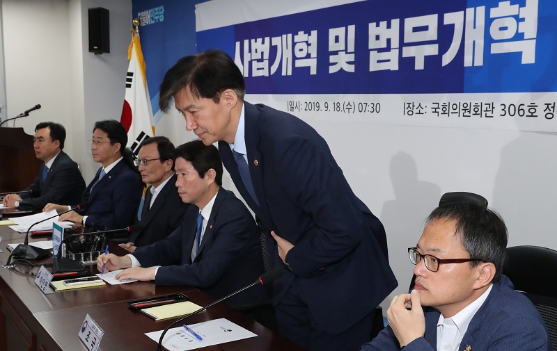 18일 오전 서울 여의도 국회에서 열린 사법개혁 및 법무개혁 당정협의에서 조국 법무부장관이 인사하고 있다.