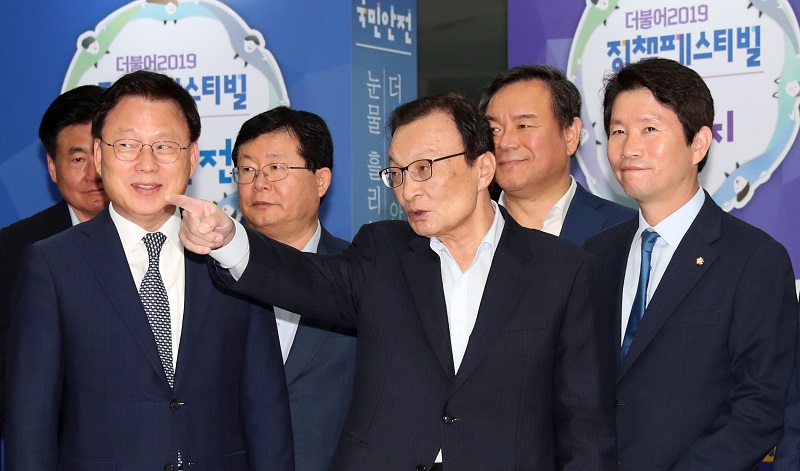 이해찬 더불어민주당 대표와 이인영 원내대표를 비롯한 당 지도부가 20일 서울 여의도 국회 의원회관 정책페스티벌 현장에서 열린 최고위원회의에 앞서 '정책페스티벌' 현장을 살펴보고 있다.