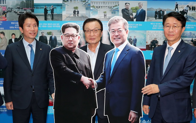 이해찬 더불어민주당 대표와 이인영 원내대표, 조정식 정책위의장이 20일 서울 여의도 국회 의원회관에서 열린 정책페스티벌 현장을 찾아 문재인 대통령과 김정은 북한 국무위원장이 악수하는 사진 옆에 서 있다.