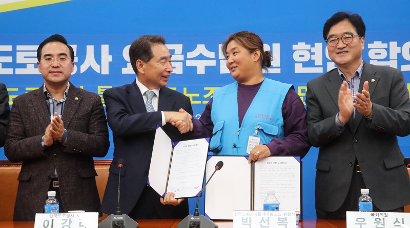 9일 오후 서울 여의도 국회 본청 더불어민주당 원내대표 회의실에서 김경욱 국토교통부 제2차관(왼쪽부터), 박홍근 을지로위원장, 이강래 한국도로공사 사장, 박선복 한국도로공사톨게이트노조 위원장, 우원식 의원이 한국도로공사 요금수납원 현안 합의 서명식을 하고 있다.