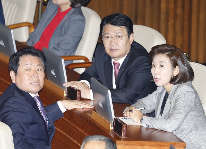 나경원 자유한국당 원내대표, 정양석 원내수석부대표, 정용기 정책위의장이 28일 서울 여의도 국회에서 열린 본회의 민주당 교섭단체 연설에서 대화하고 있다.